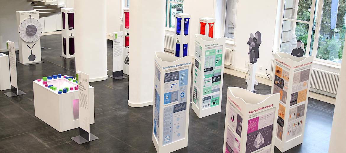 Eine interaktive Ausstellung in einem großen Saal. Viele Stationen zum Mitmachen